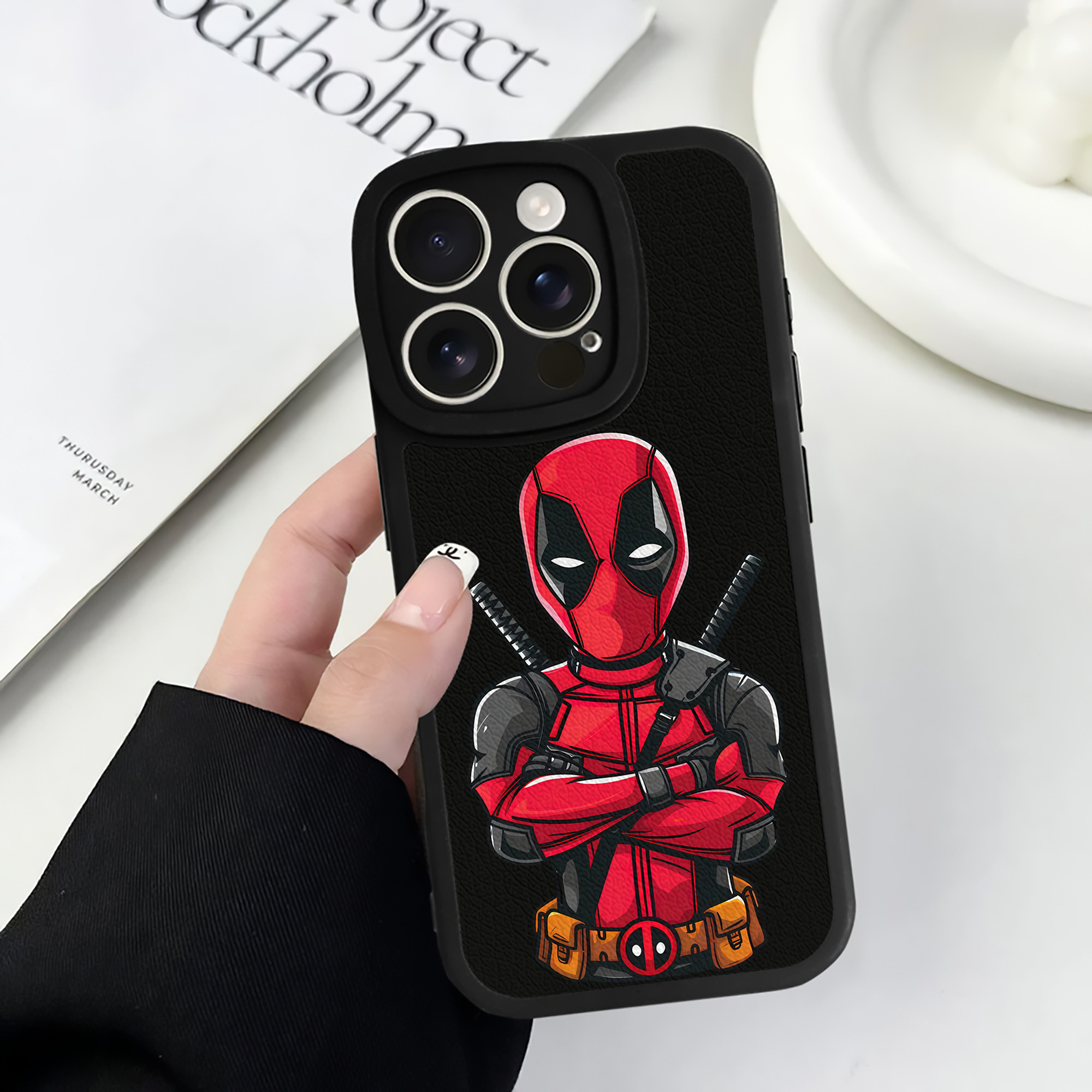 （画像用） Deadpool デッドプール 【iPhone 16シリーズ対応】シリコンスマホケース（レザー調） 材質：シリコン